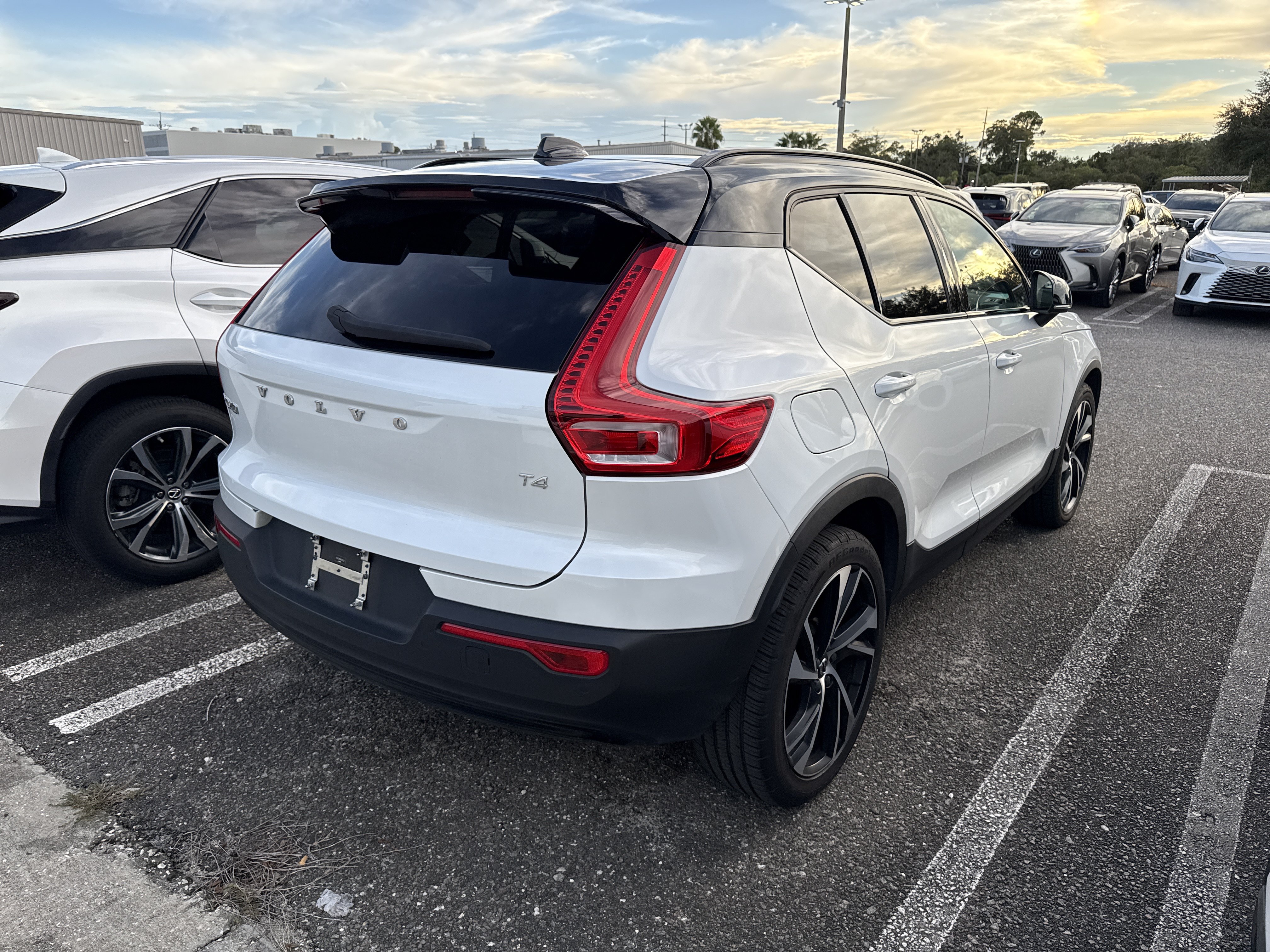 Used 2021 Volvo XC40 T4 R-Design w/ Climate Package FWD image 4