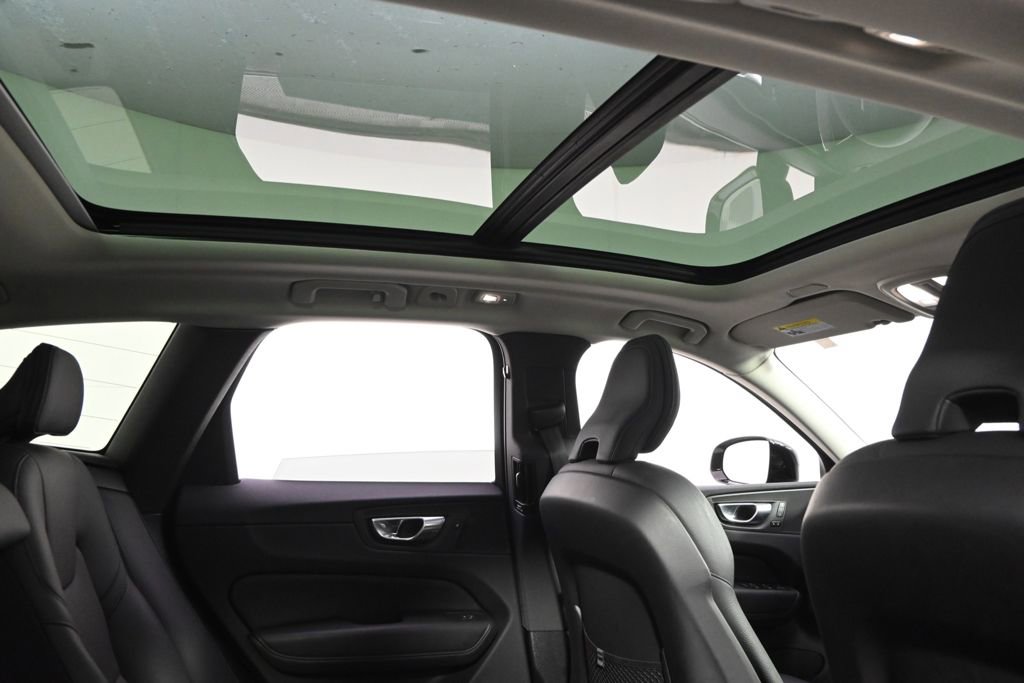 Used 2025 Volvo XC60 B5 Plus image 17