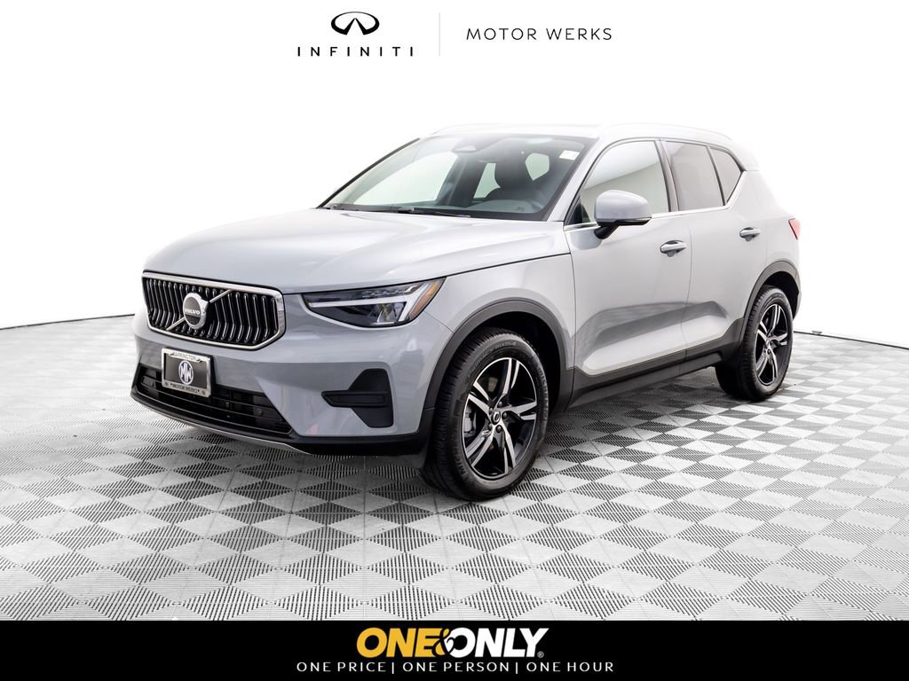 Used 2025 Volvo XC40 B5 Core image 1