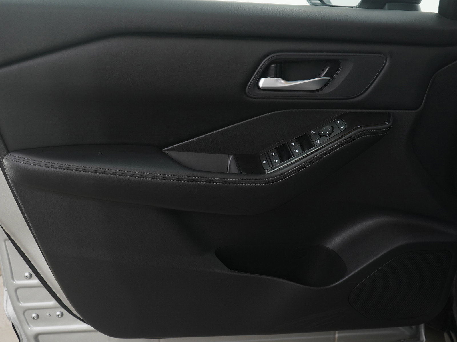 Used 2025 Nissan Rogue SV AWD/4WD image 22