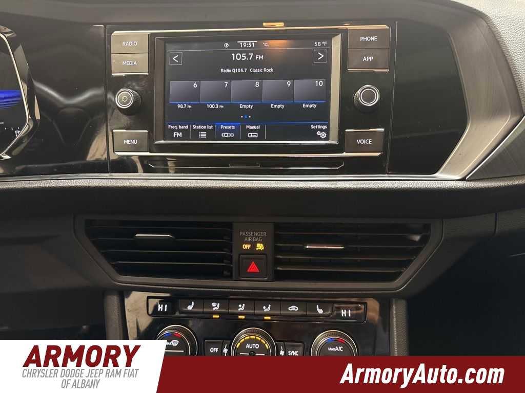 Used 2024 Volkswagen Jetta SE image 15