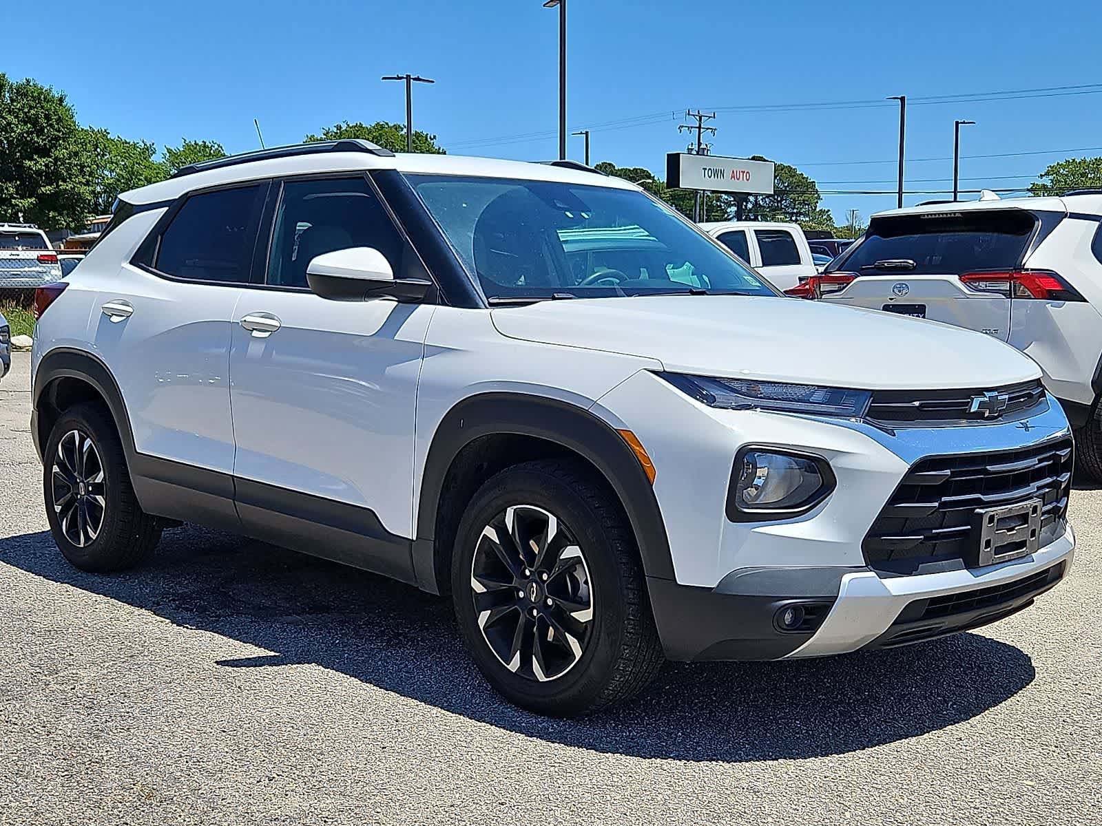 Used 2021 Chevrolet TrailBlazer LT w/ Convenience Package FWD image 2