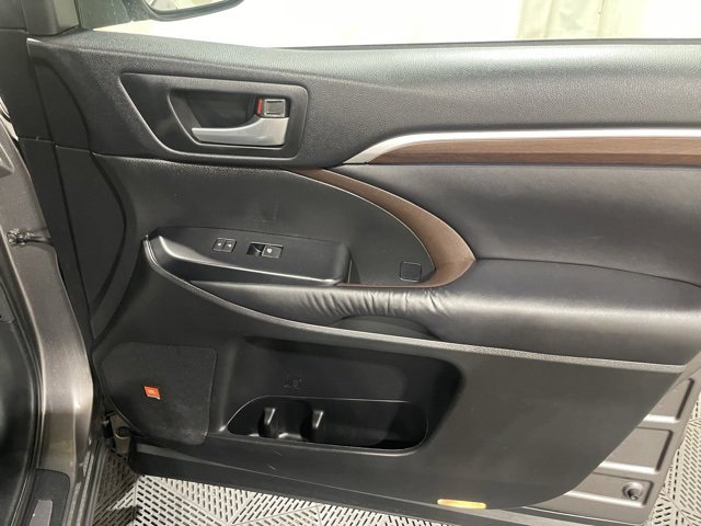 Used 2016 Toyota Highlander Limited image 30