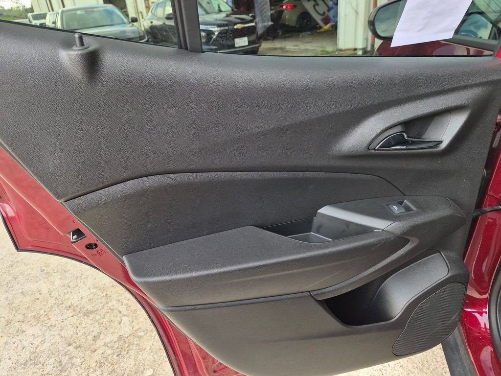 Used 2025 Chevrolet Trax LT w/ LT Convenience Package FWD image 20