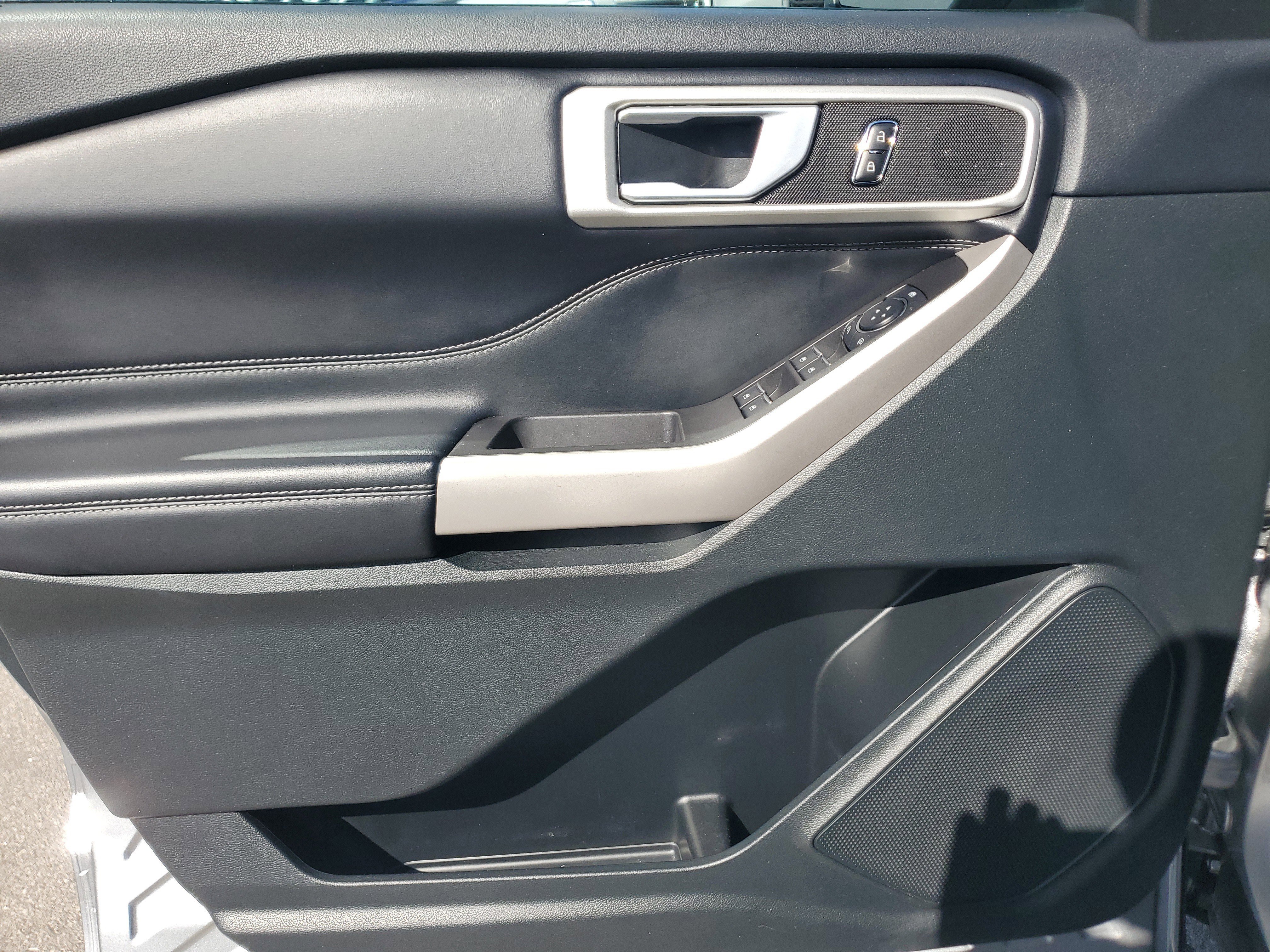 Used 2023 Ford Explorer XLT image 23