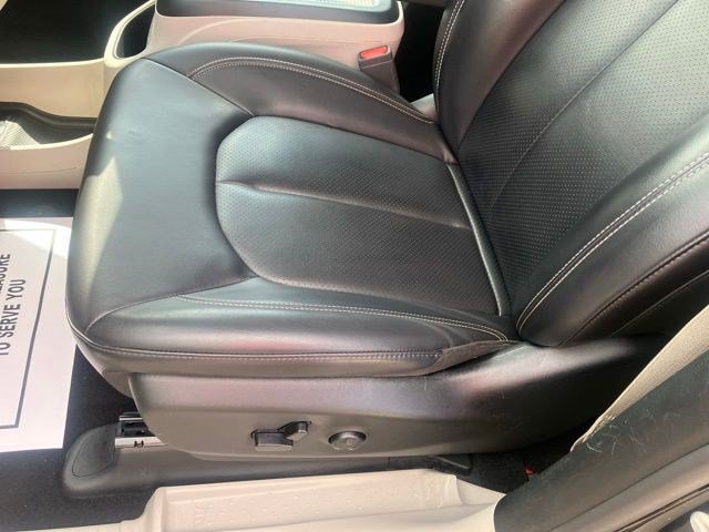 Certified 2023 Chrysler Pacifica Touring-L FWD image 11