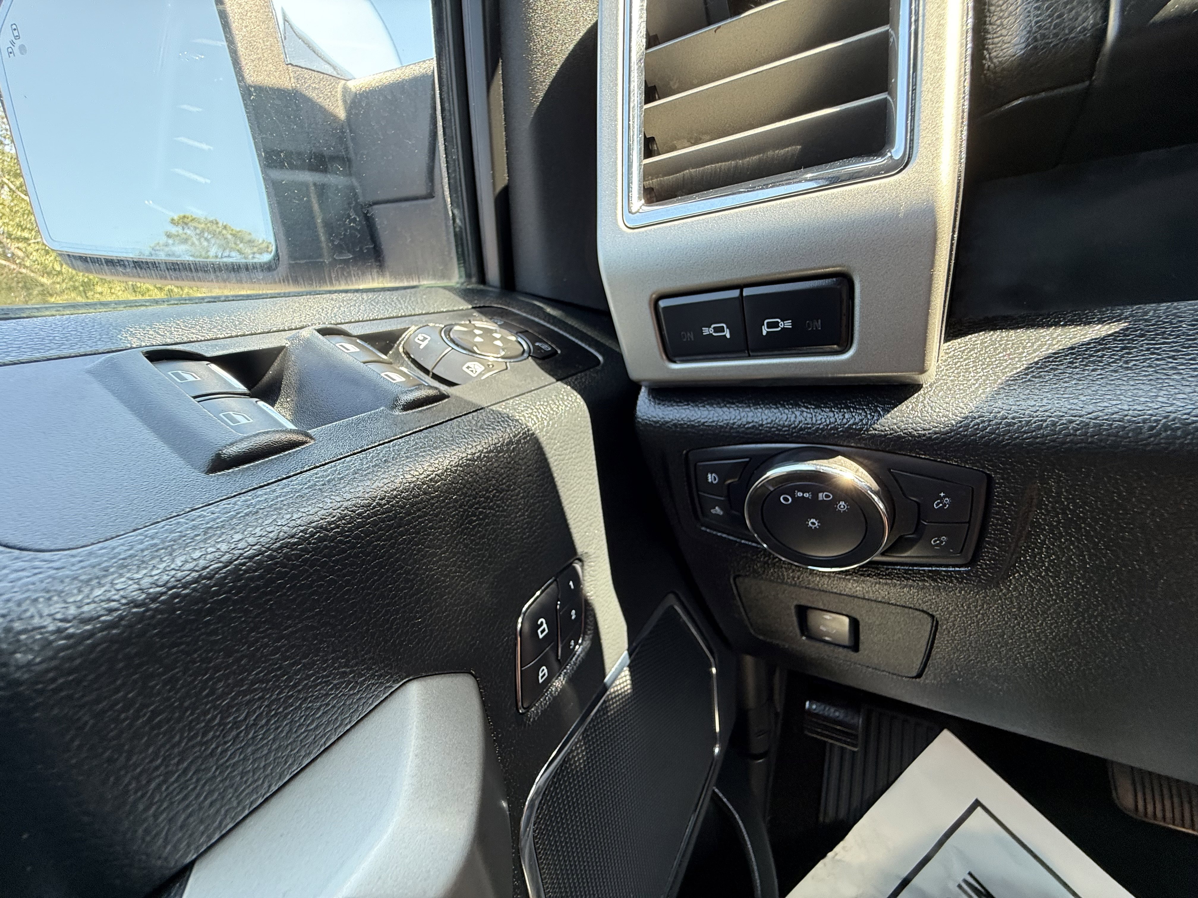 Used 2015 Ford F150 Lariat image 28