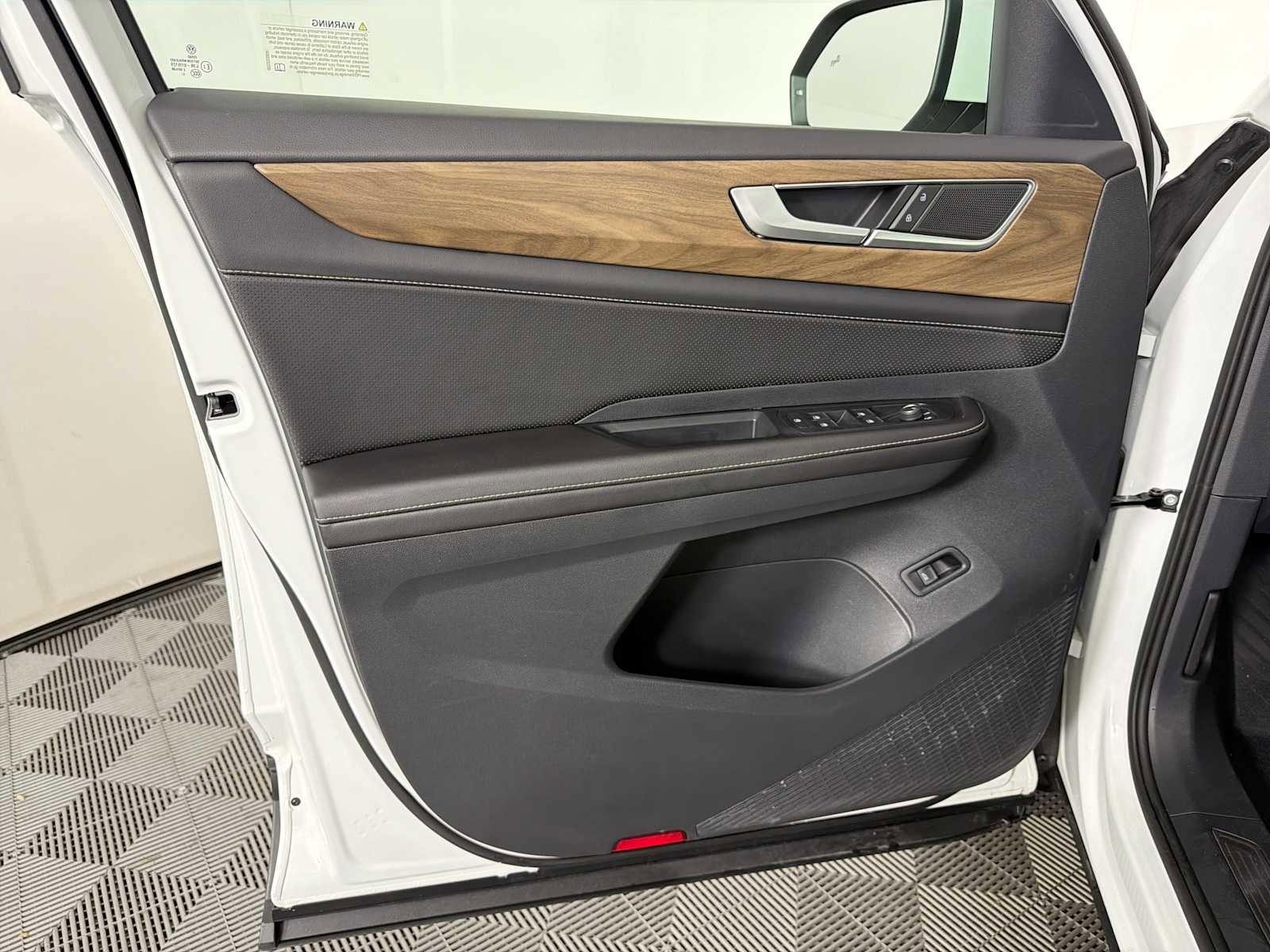 Used 2025 Volkswagen Atlas SE AWD/4WD image 8