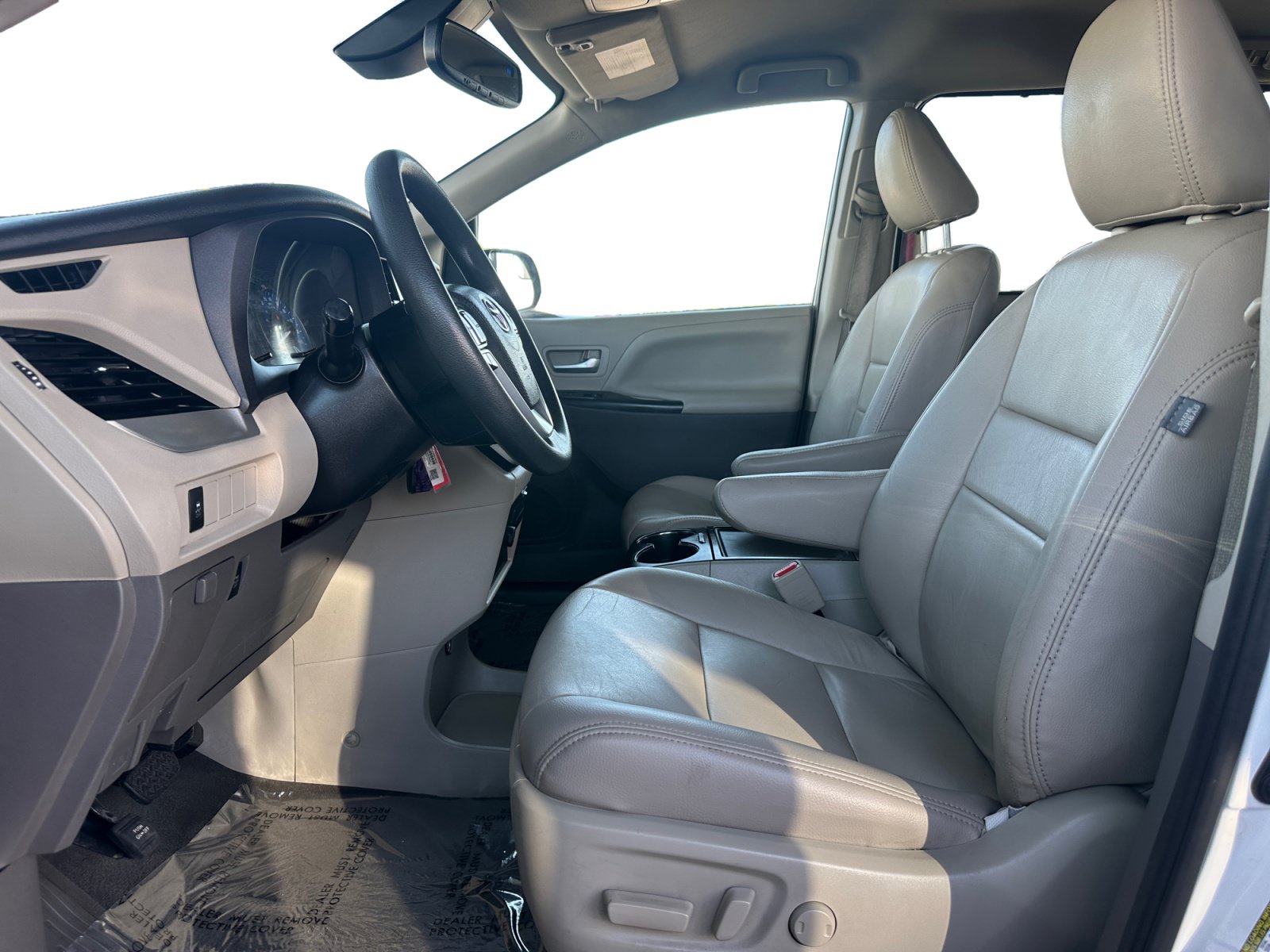 Used 2020 Toyota Sienna LE w/ Carpet Mat Package FWD image 9