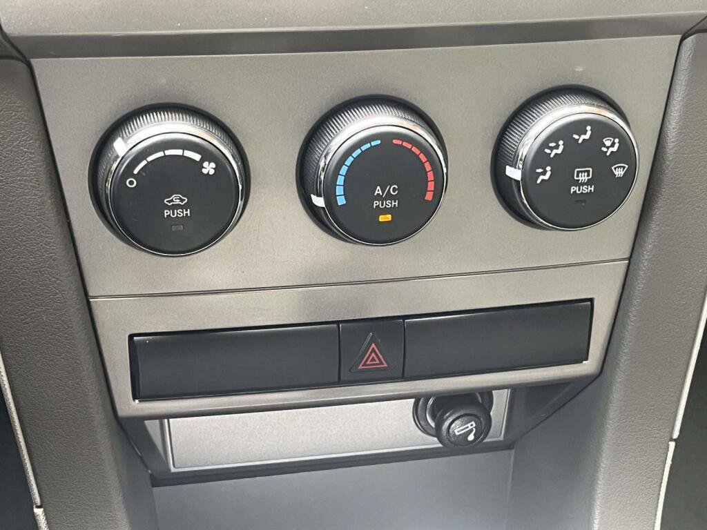 Used 2010 Dodge Avenger SXT FWD image 22
