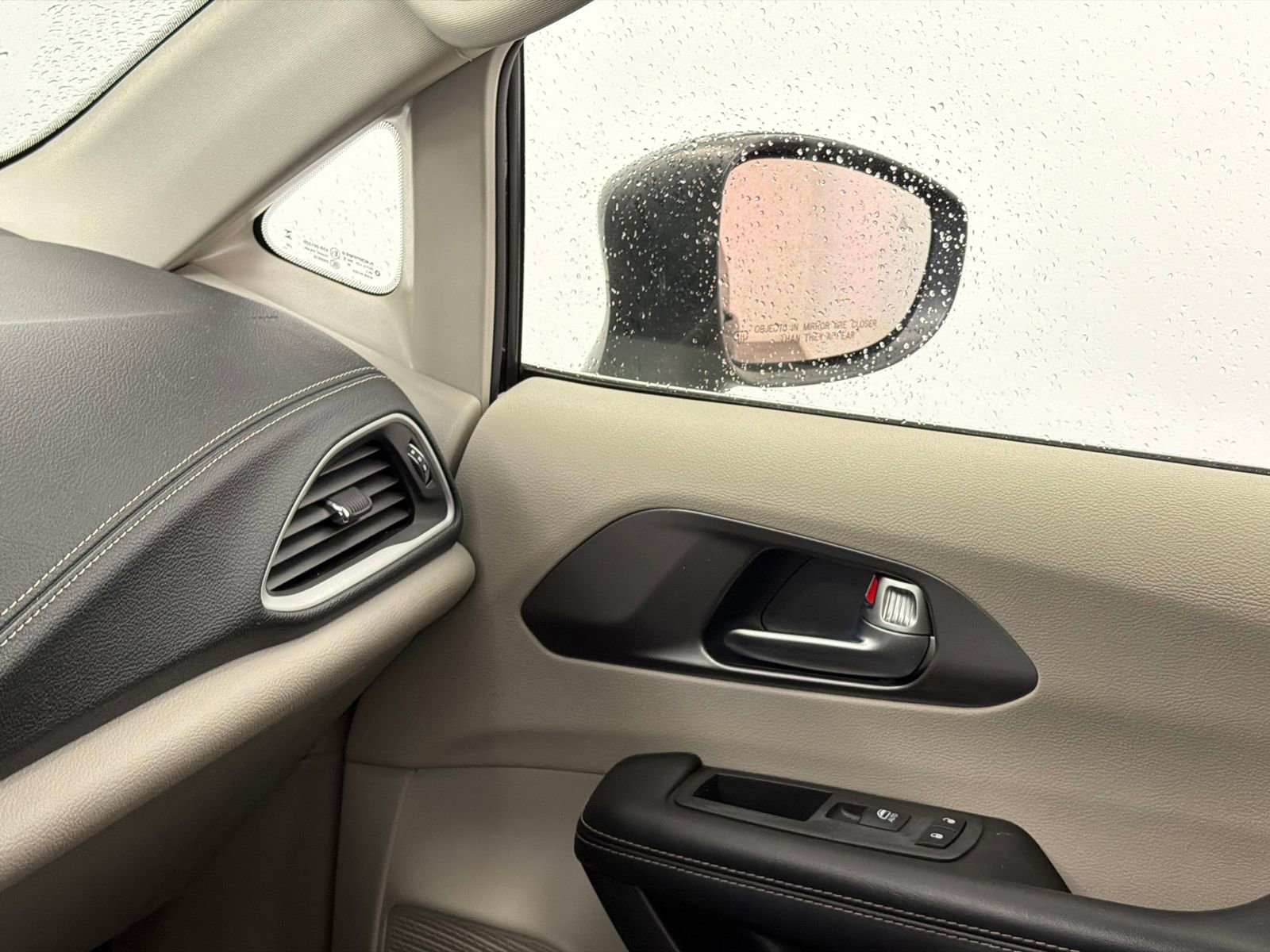 Used 2023 Chrysler Pacifica Touring-L FWD image 31
