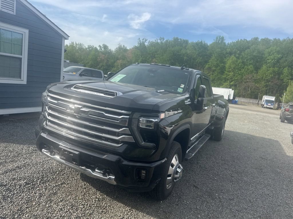 Used 2024 Chevrolet Silverado 3500 High Country w/ High Country Premium Package AWD/4WD image 3