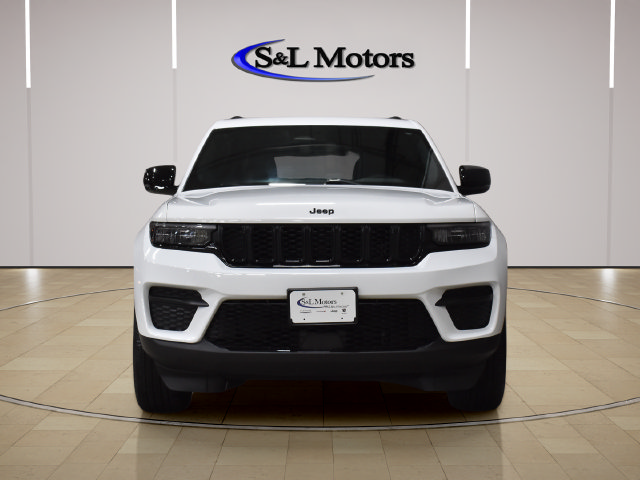 Used 2024 Jeep Grand Cherokee Altitude AWD/4WD image 2