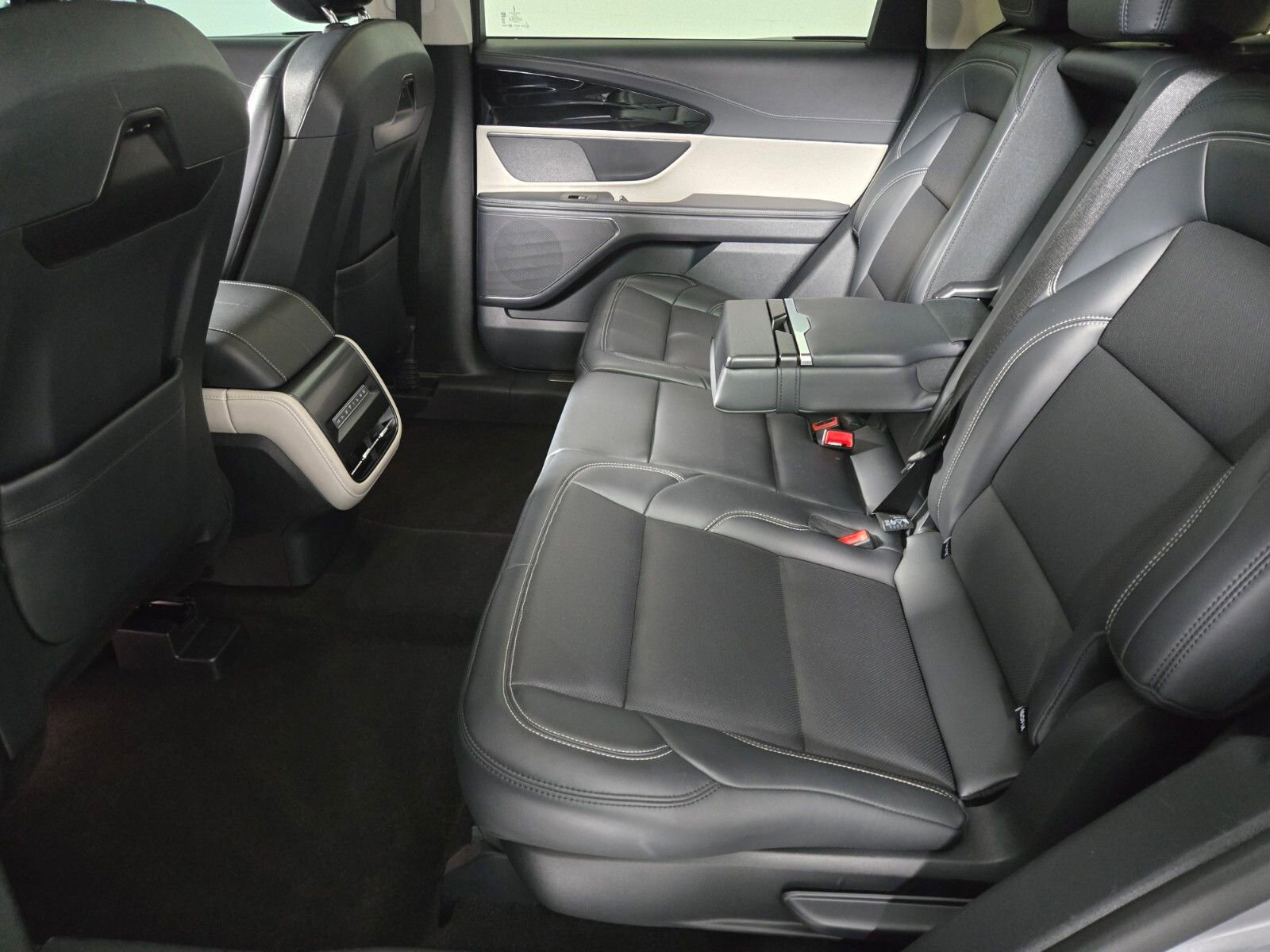 Certified 2024 Lincoln Nautilus Premier AWD/4WD image 11