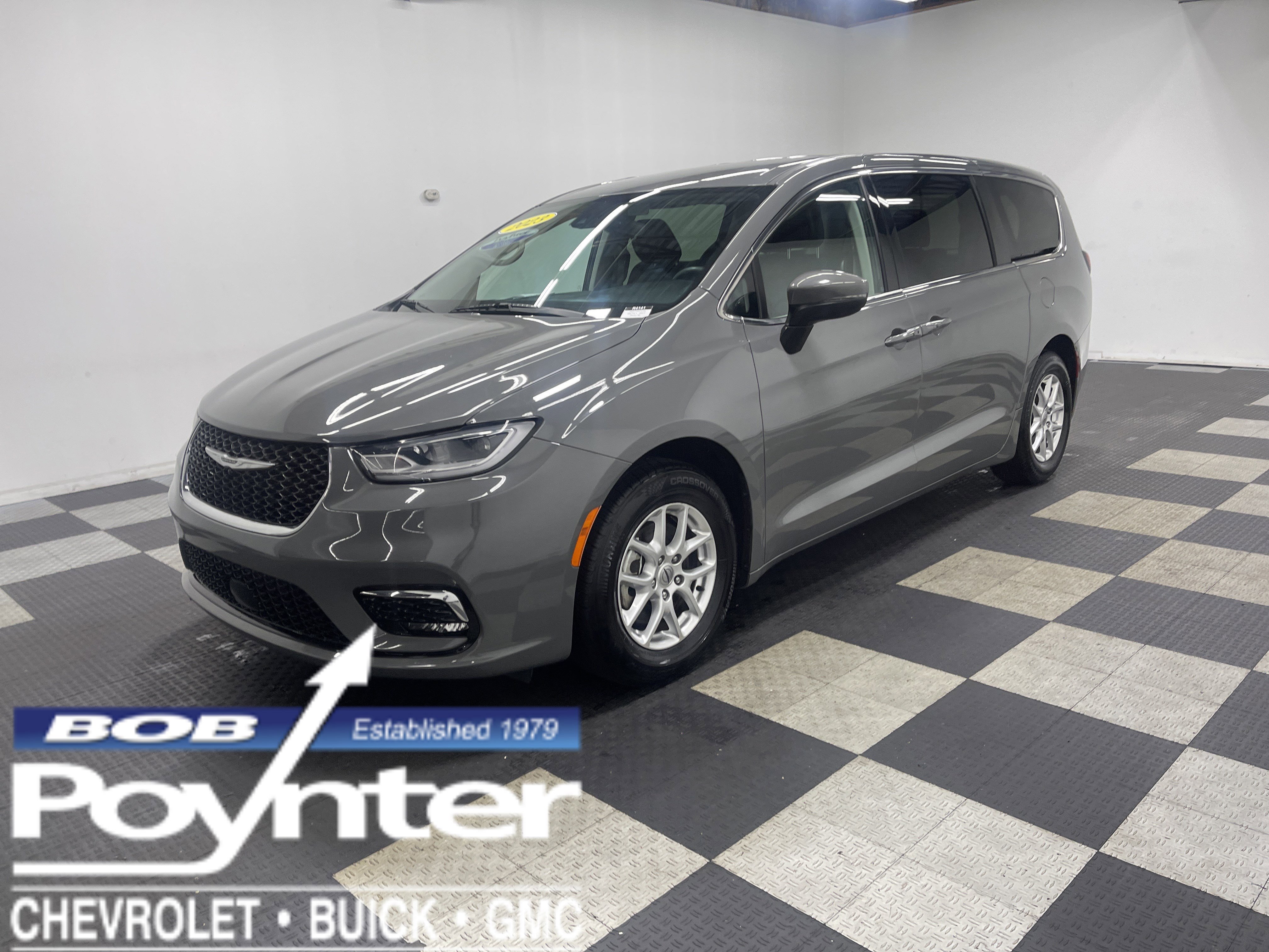 Used 2023 Chrysler Pacifica Touring-L image 1