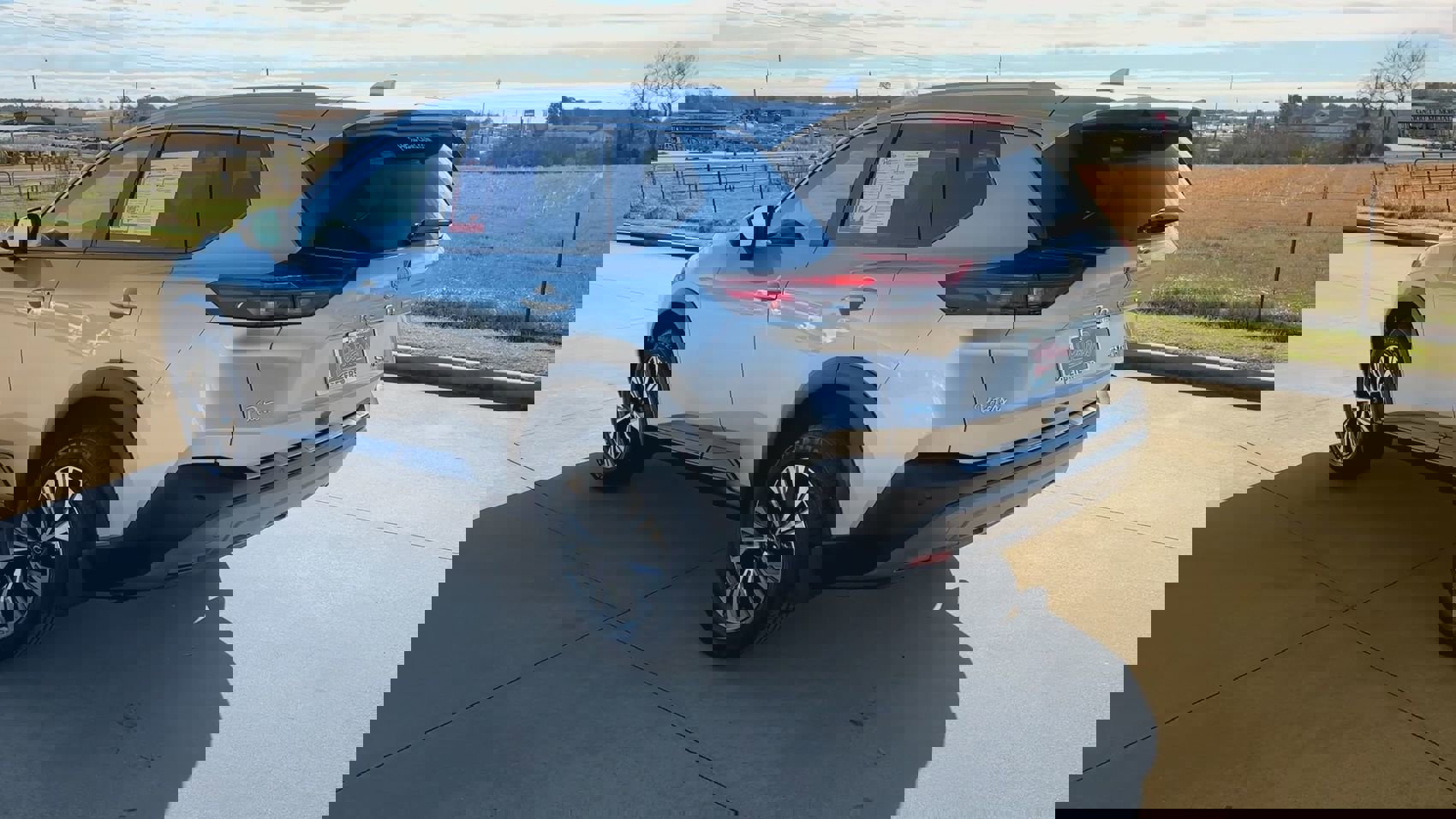 Used 2023 Nissan Rogue SV w/ SV Premium B Package image 7