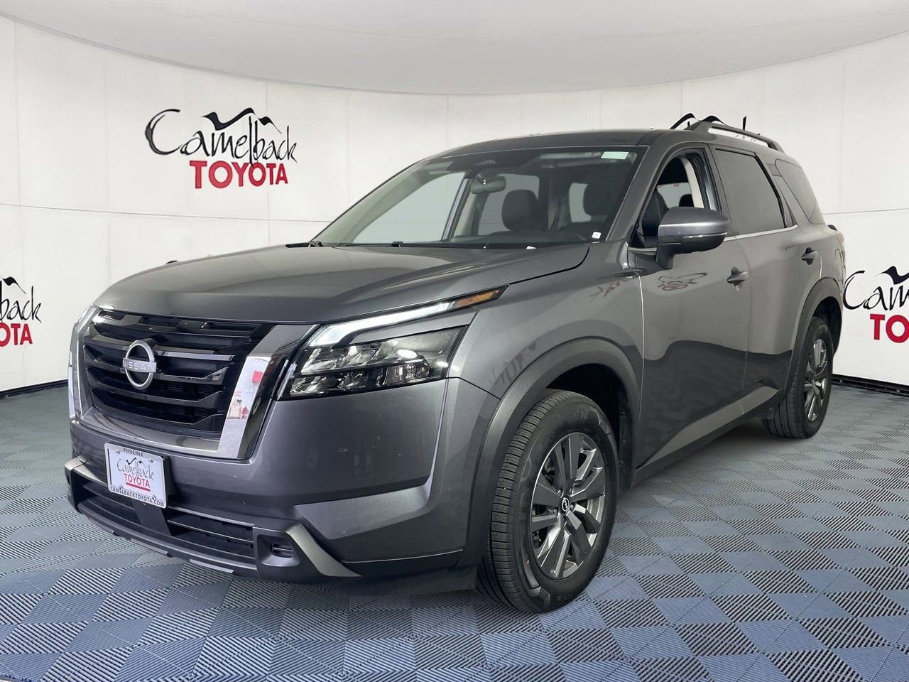 Used 2025 Nissan Pathfinder SV image 2