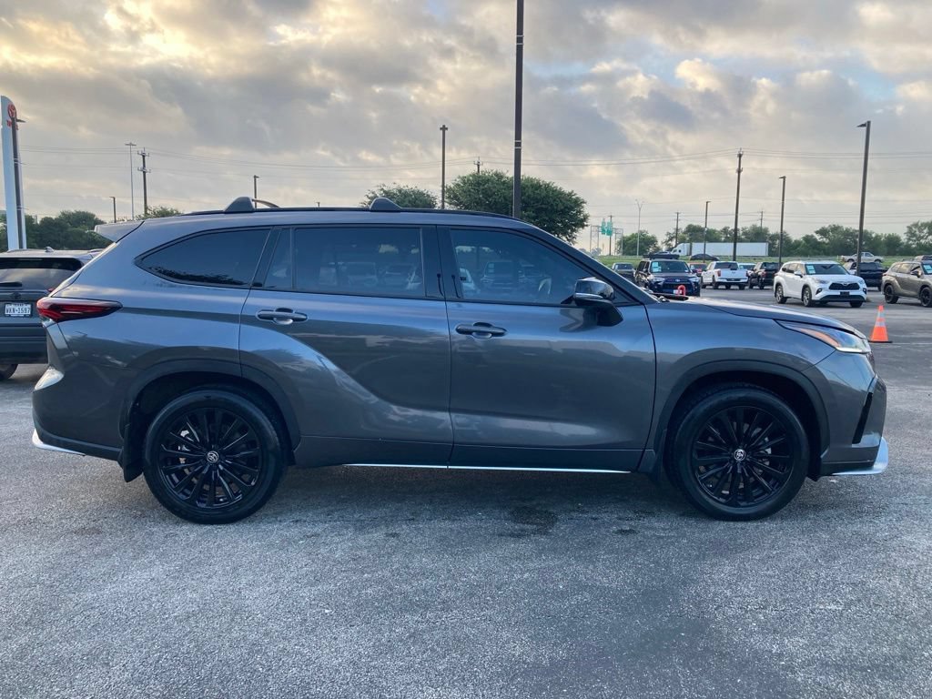 Used 2025 Toyota Highlander XSE AWD/4WD image 4