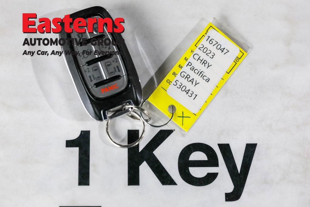 Used 2023 Chrysler Pacifica Touring-L image 25