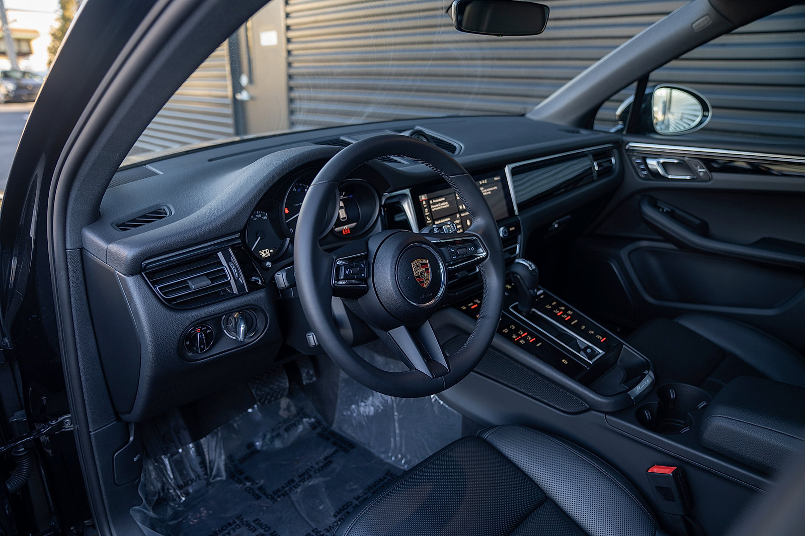 Certified 2025 Porsche Macan AWD/4WD image 4