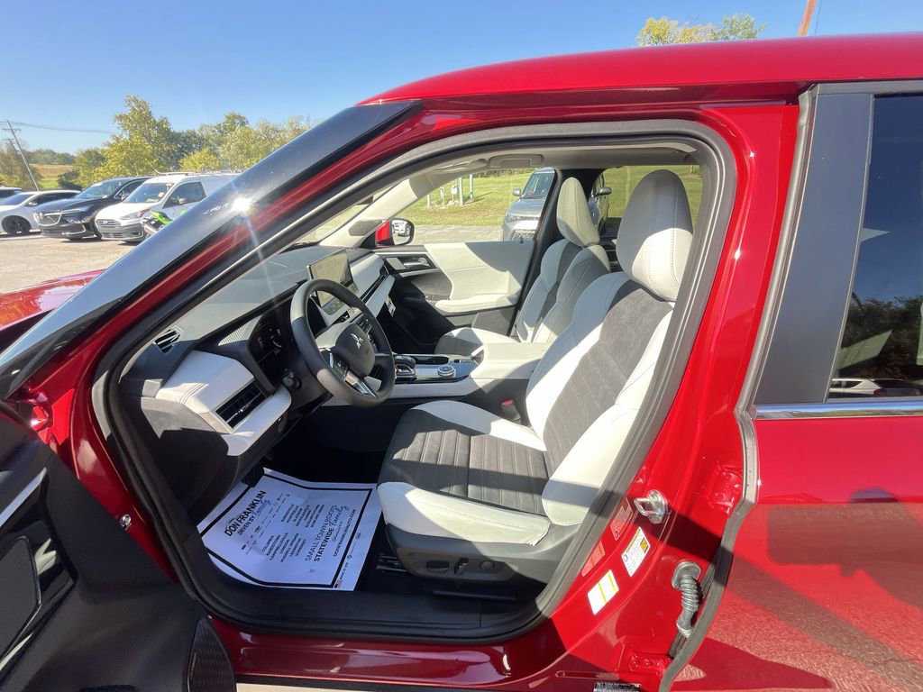 New 2025 Mitsubishi Outlander SE image 11
