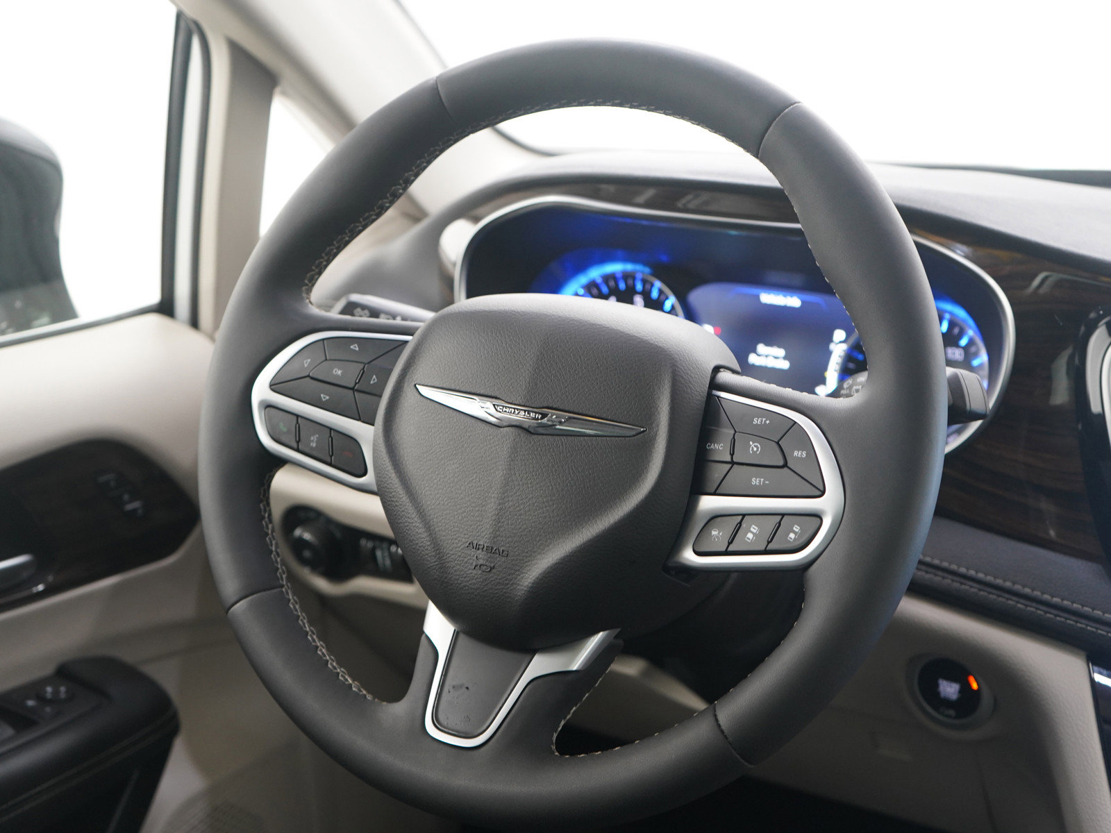 Used 2024 Chrysler Pacifica Limited image 16