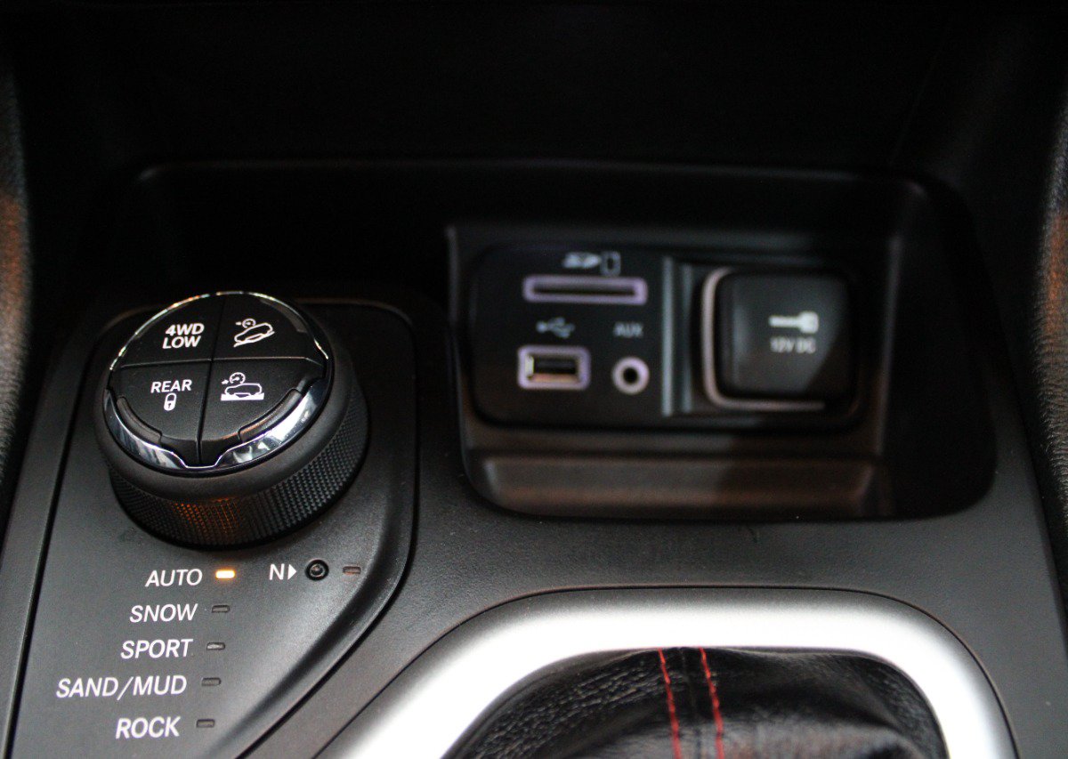 Used 2015 Jeep Cherokee Trailhawk AWD/4WD image 26