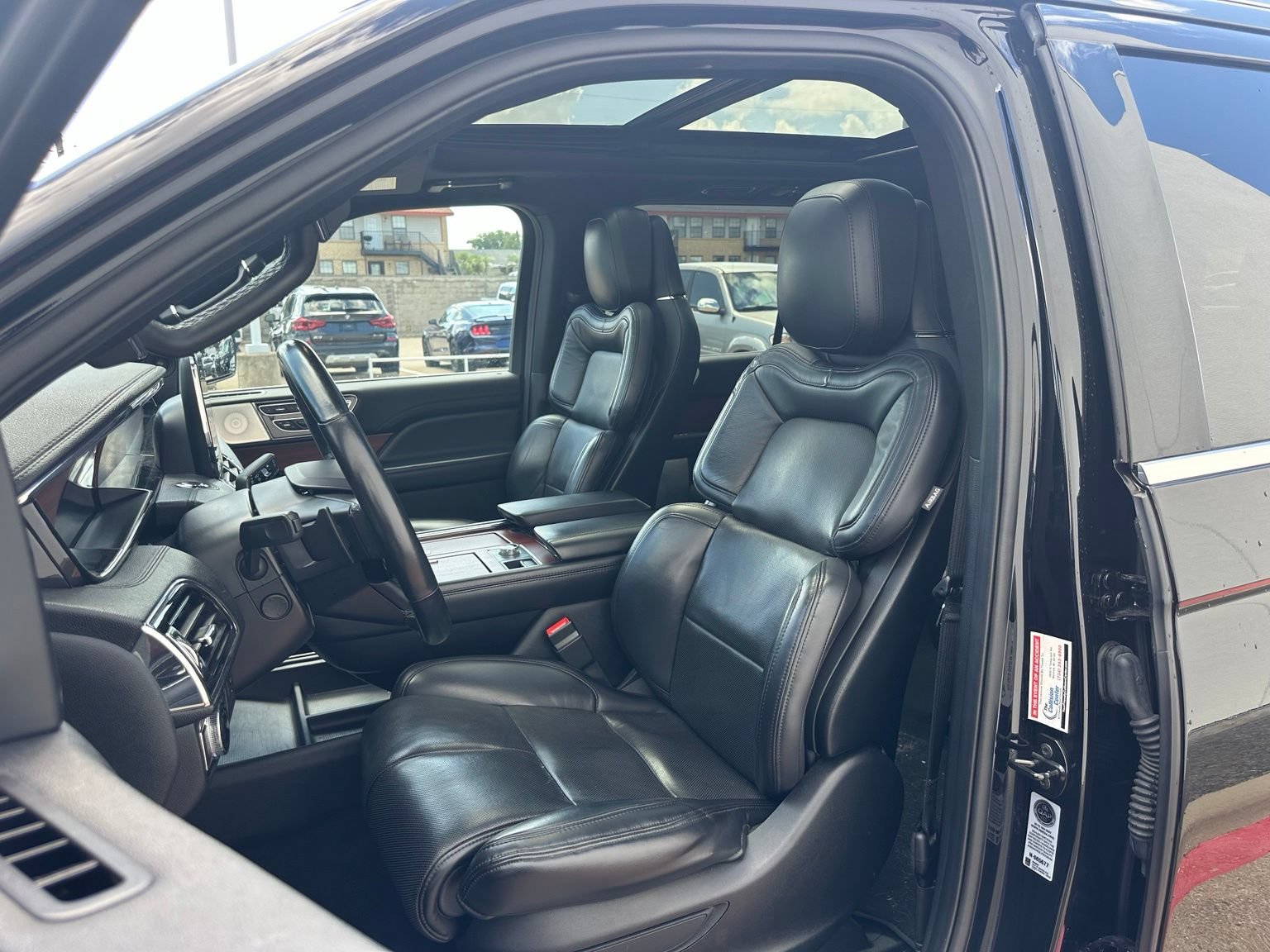 Used 2021 Lincoln Navigator Reserve w/ Luxury Package AWD/4WD image 11