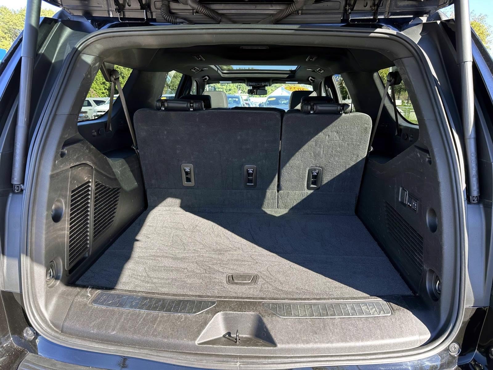 Used 2025 Chevrolet Suburban RST w/ Comfort Package AWD/4WD image 7