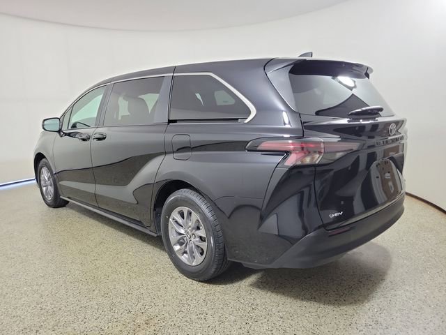 Used 2025 Toyota Sienna LE FWD image 7