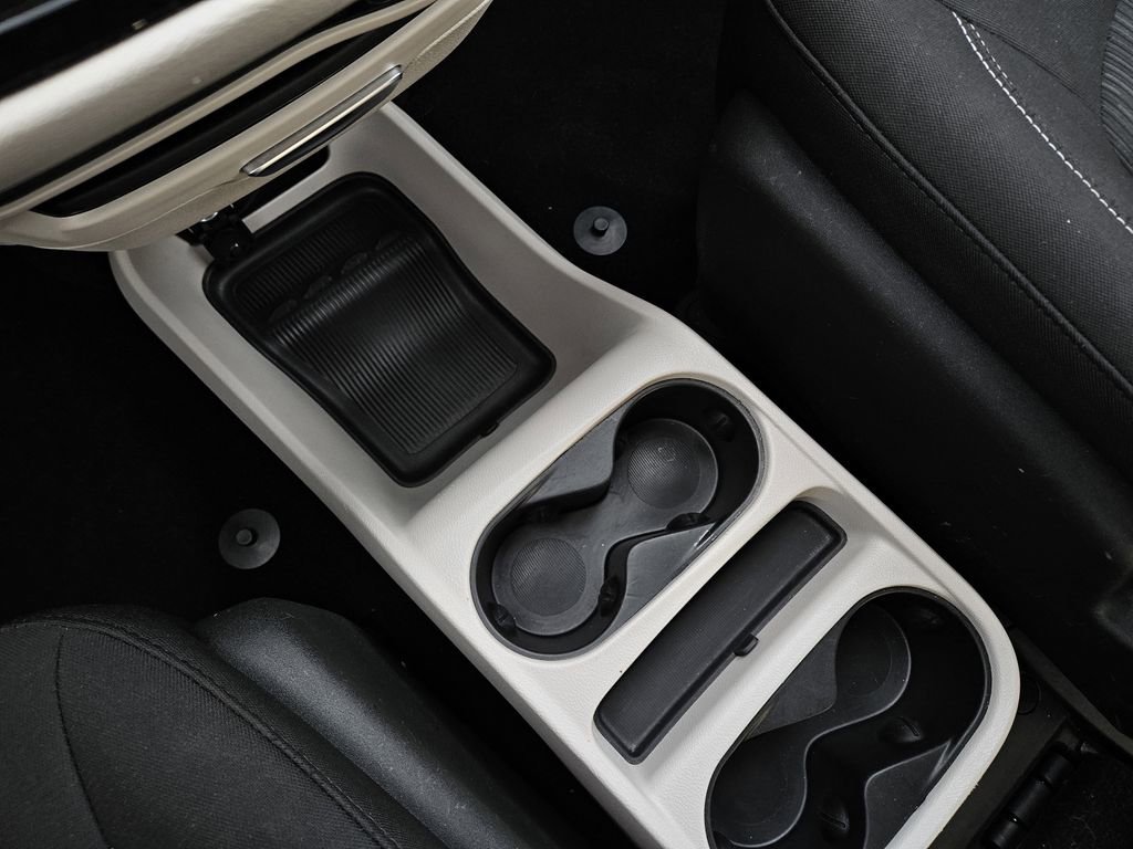 Used 2023 Chrysler Voyager LX image 15