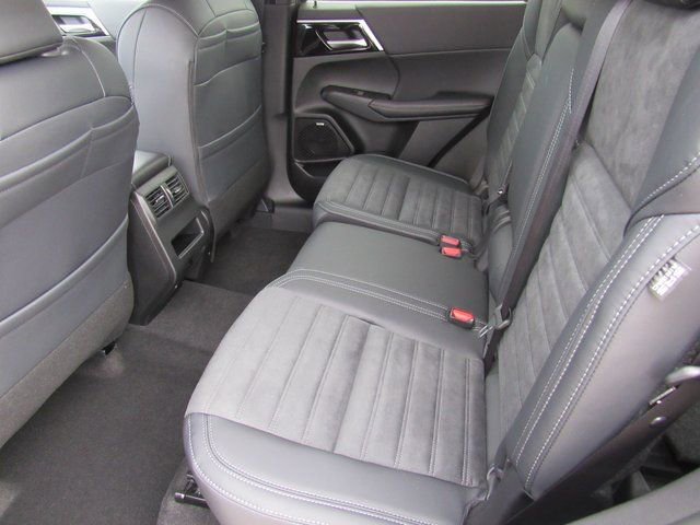 New 2026 Mitsubishi Outlander SE image 7