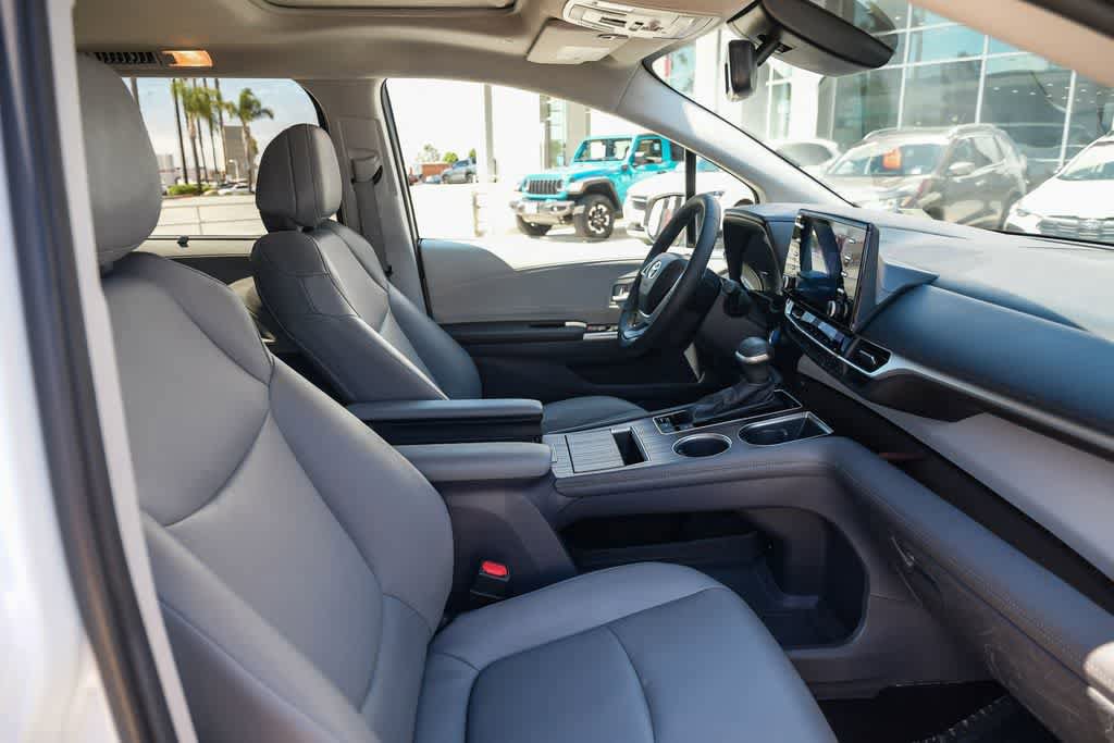 Used 2023 Toyota Sienna XLE FWD image 15