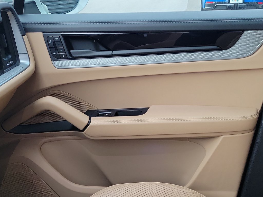 Certified 2026 Porsche Cayenne AWD/4WD image 23