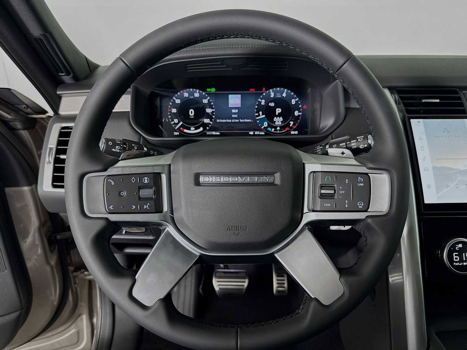 New 2025 Land Rover Discovery Dynamic SE image 12