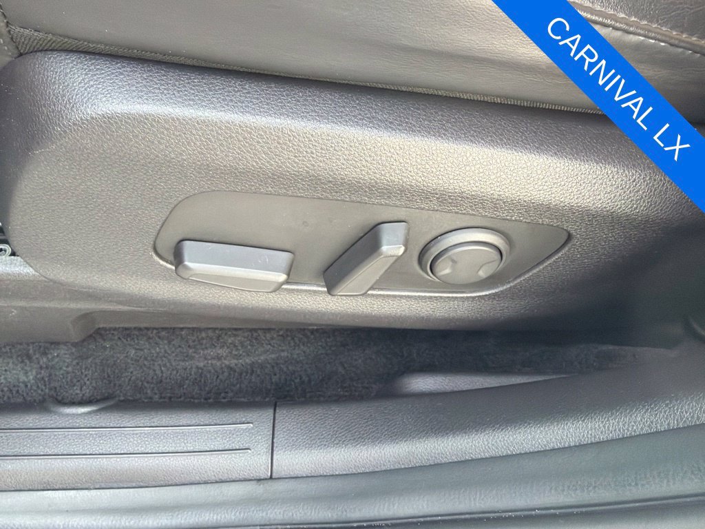 Used 2023 Kia Carnival LX FWD image 13