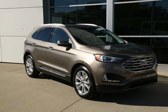 Used 2019 Ford Edge Titanium image 2
