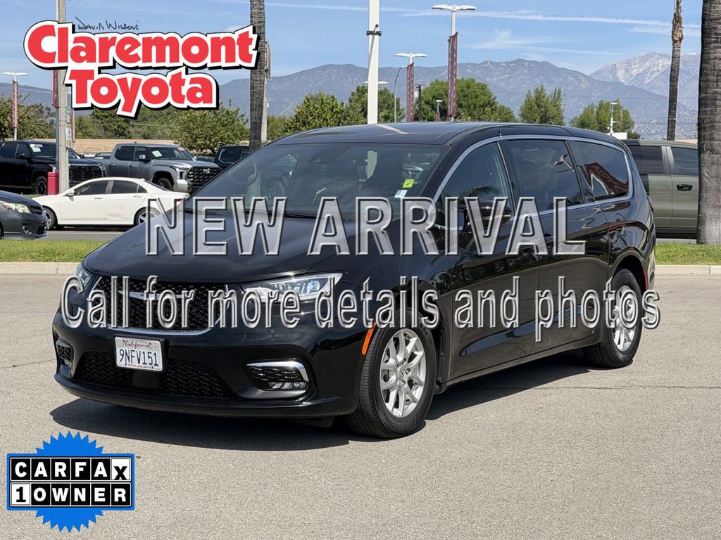 Used 2024 Chrysler Pacifica Touring