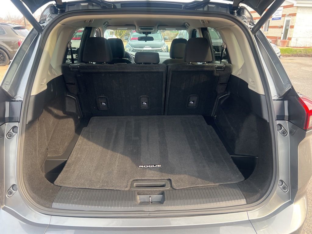 Used 2024 Nissan Rogue SV image 11