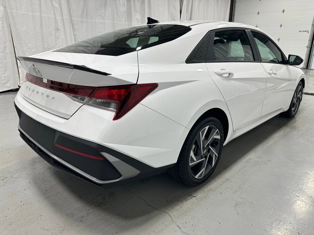 Used 2025 Hyundai Elantra Sport image 4