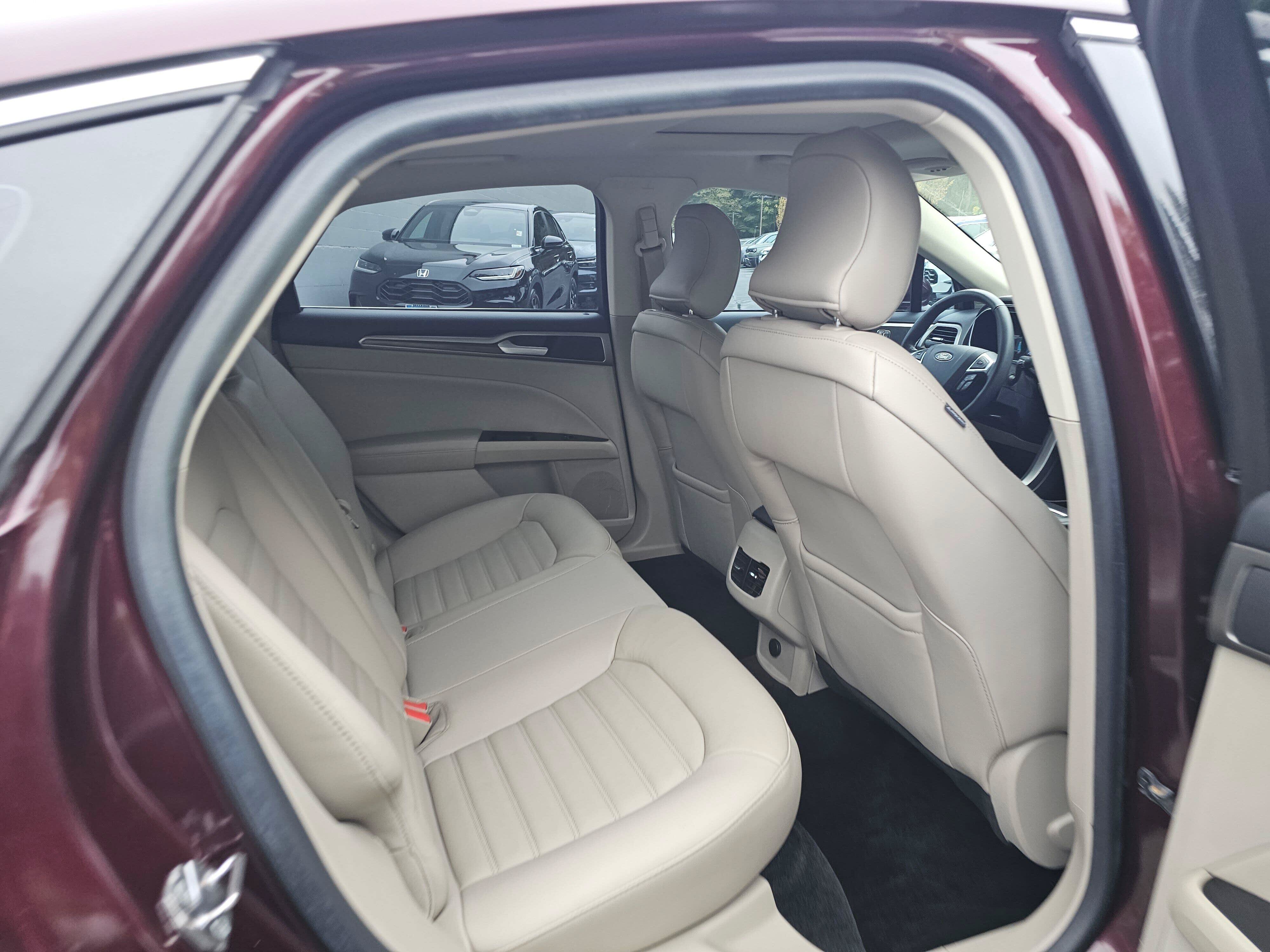 Used 2018 Ford Fusion SE w/ Fusion SE Technology Package FWD image 14