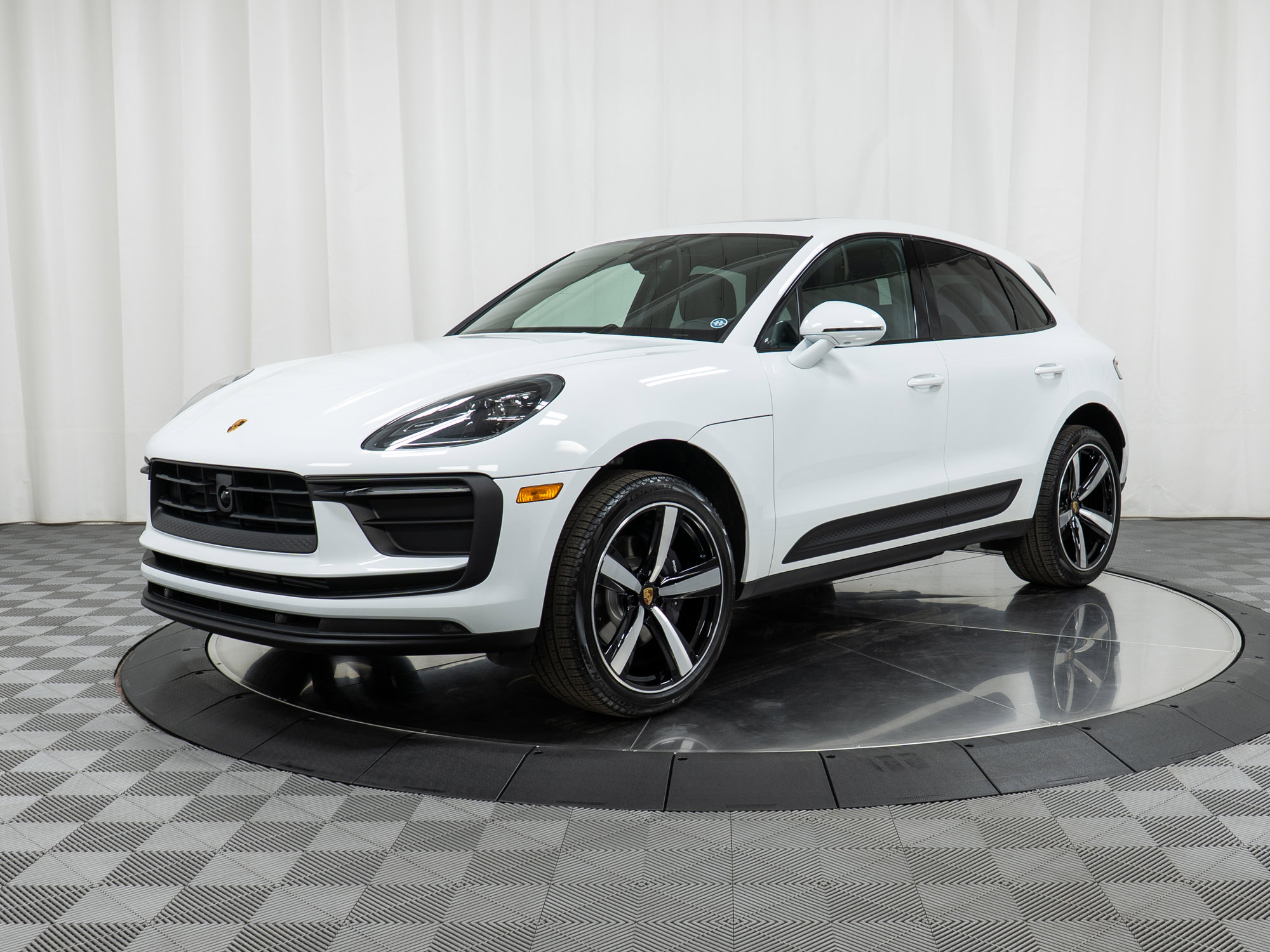 Certified 2025 Porsche Macan image 1
