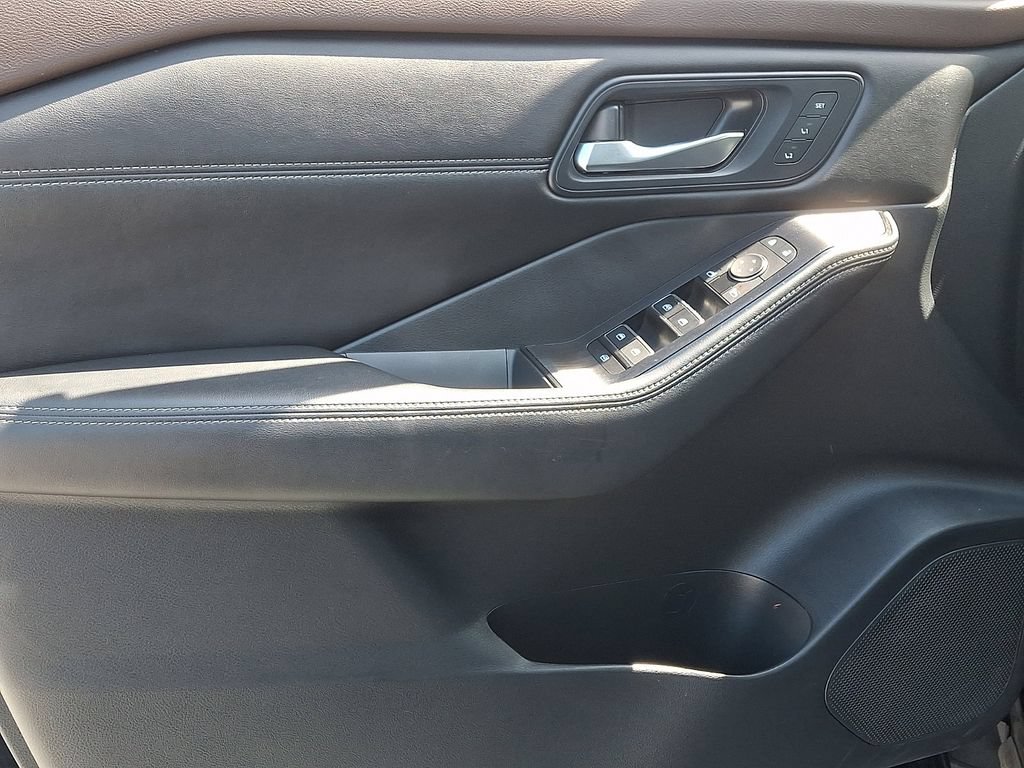 Used 2023 Nissan Rogue SL AWD/4WD image 12