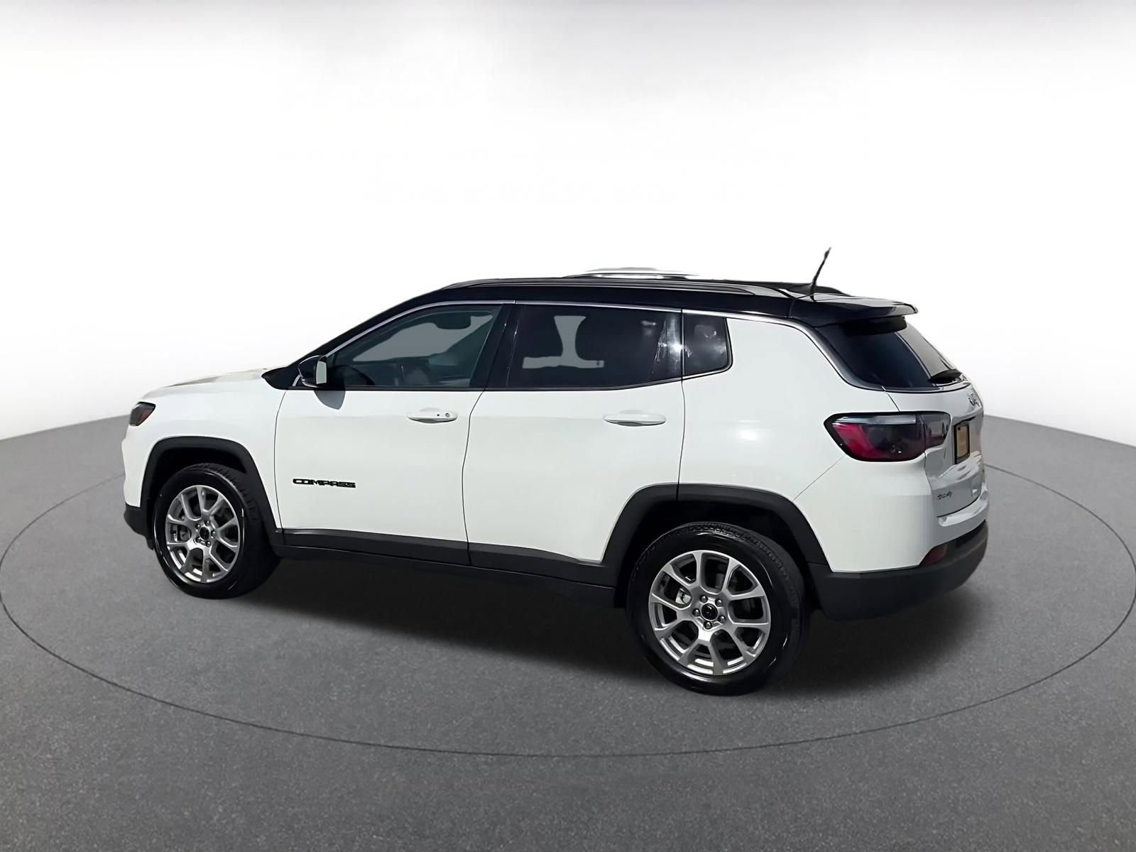 Used 2025 Jeep Compass Limited AWD/4WD image 10