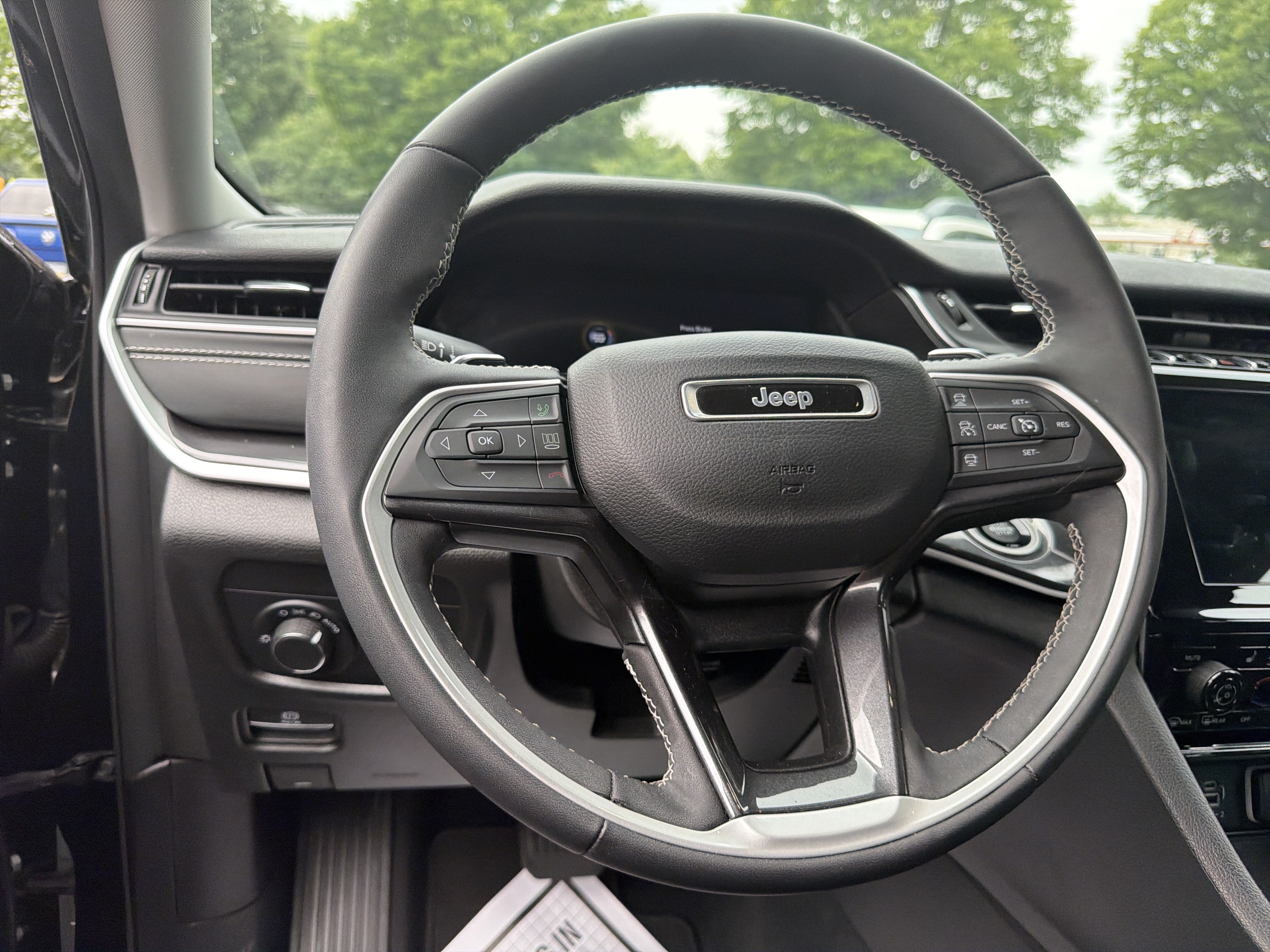 Certified 2023 Jeep Grand Cherokee Laredo w/ Luxury Tech Group I AWD/4WD image 18