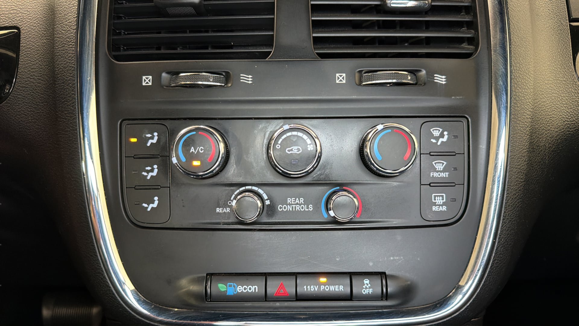 Used 2018 Dodge Grand Caravan SE FWD image 28