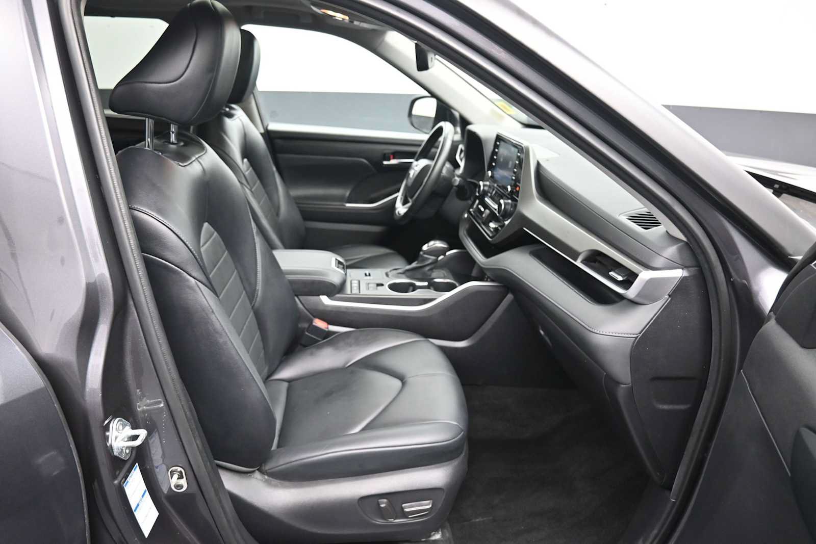 Used 2022 Toyota Highlander XLE AWD/4WD image 26