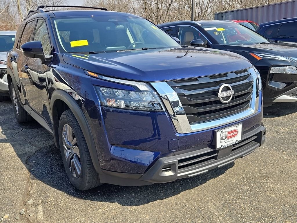 Used 2023 Nissan Pathfinder SV w/ SV Premium Package image 2