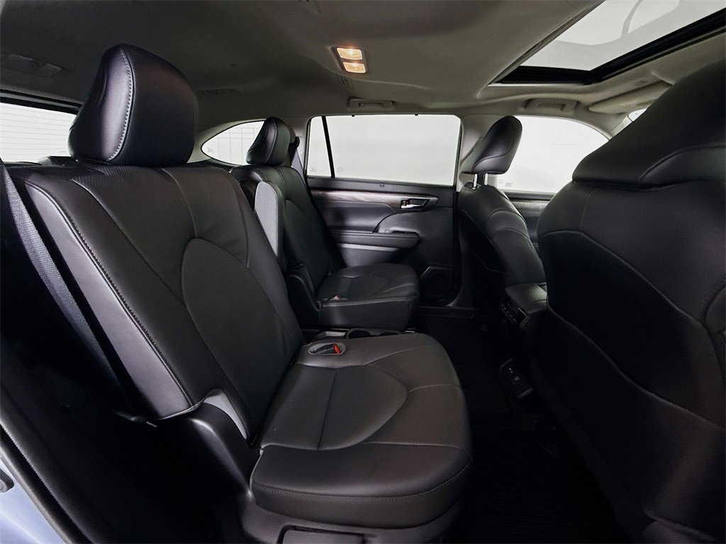 Used 2020 Toyota Highlander Limited image 30