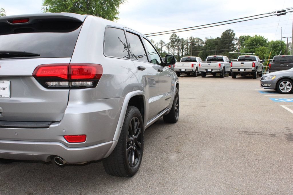 Used 2017 Jeep Grand Cherokee Altitude RWD image 29